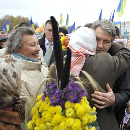 Президент Ющенко кланяется западной Украине
