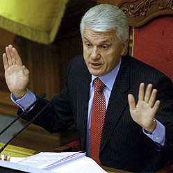 Оппозиция требует досрочных выборов парламента и президента Украины