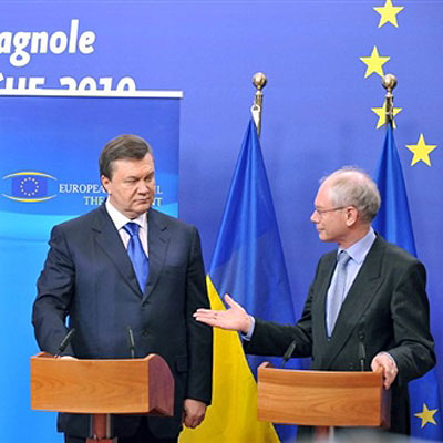 Янукович совершил свой первый зарубежный визит